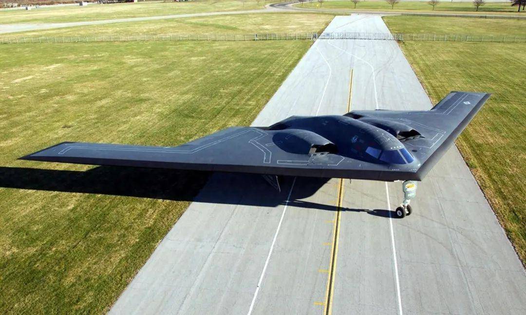 皇冠足球_解放军锁死B-21隐形轰炸机皇冠足球,防御网密不透风,秘密武器很快量产