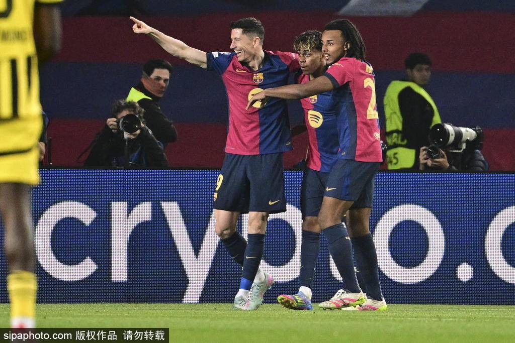 南美洲球会杯
_欧冠-莱万2球弑旧主亚马尔拉菲尼亚破门 巴萨4-0多特