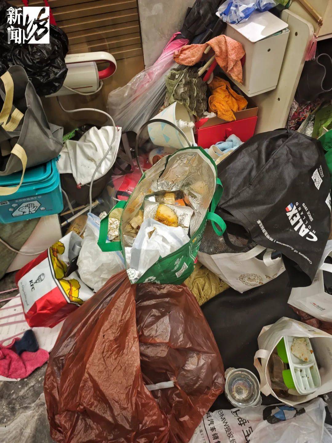 皇冠体育App下载_垃圾堆满皇冠体育App下载,臭到离谱!上海顶流豪宅业主也拾荒?邻居直呼倒大霉,不能忍!