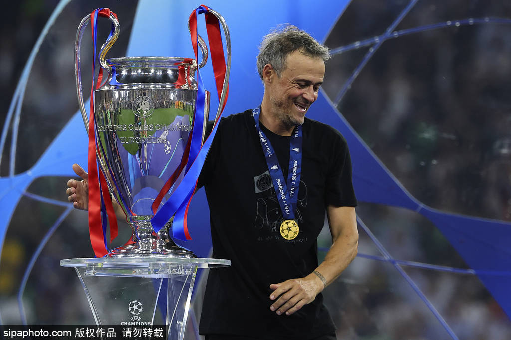 如何代理皇冠信用网_泪目如何代理皇冠信用网！恩里克穿印有女儿插旗图案的衣服 她在9岁时因病去世