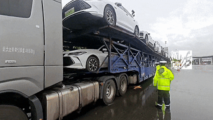 巴黎圣日耳曼v博塔福格RJ _上海高速惊现52米“贪吃车”巴黎圣日耳曼v博塔福格RJ !民警惊了:你这不是火车啊!