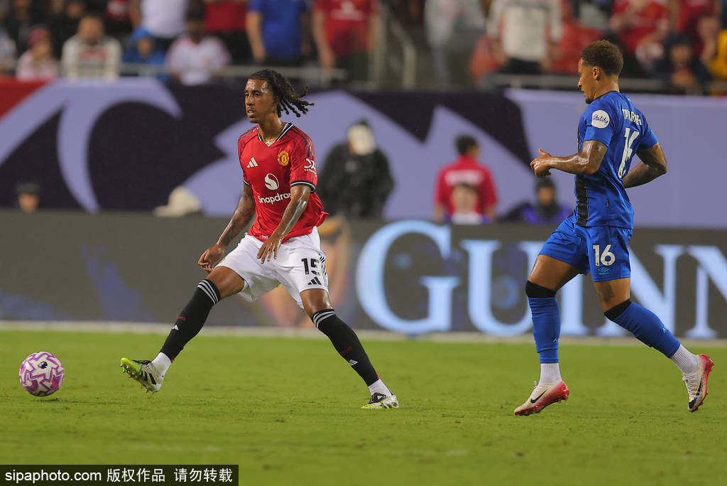 托特纳姆热刺足球_热议约克雷斯首场英超：0球0助托特纳姆热刺足球，捋头发21次创纪录