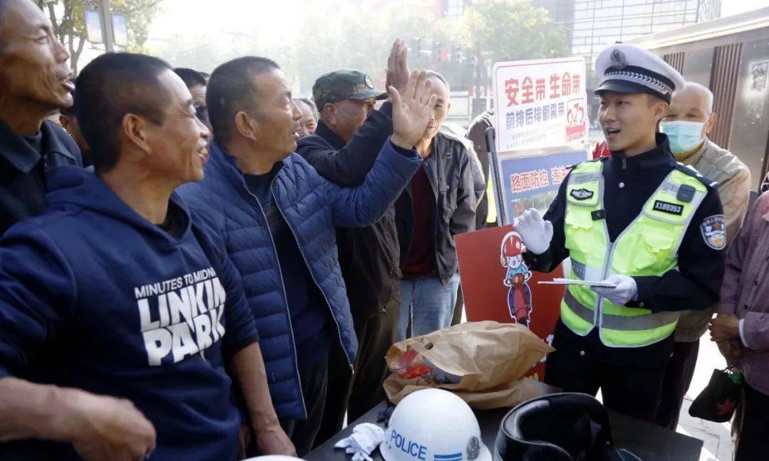 怎么开通皇冠信用網口
_货车司机被交警弄哭了怎么开通皇冠信用網口
,网友:处理得好!