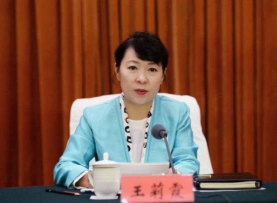 皇冠信用网在线注册_正部级美女大员被查！千万华服堆满多套住宅皇冠信用网在线注册，化妆团队提前数小时待命~