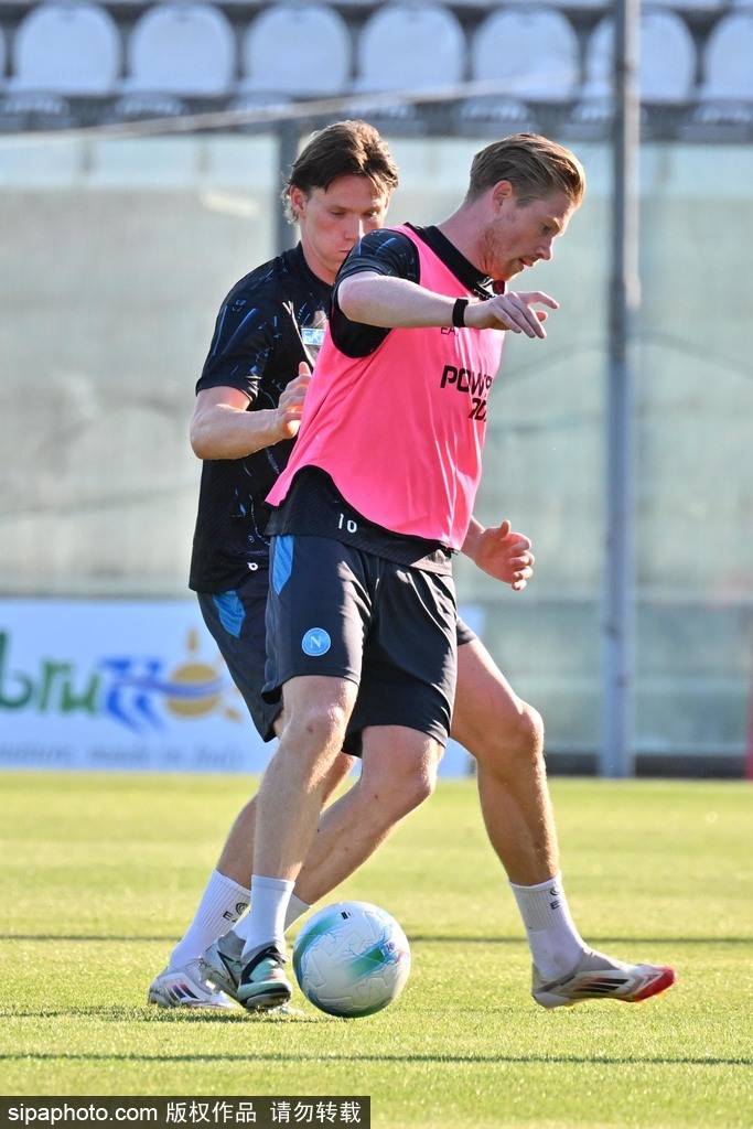 皮尔森vs卡尔维纳
_麦克托米奈与德布劳内双星闪耀皮尔森vs卡尔维纳
,那不勒斯完胜萨索洛