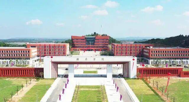 洛克达尔vs黑镇市_江西一高校21岁男生宿舍玩手游晕倒猝死洛克达尔vs黑镇市，家属质疑校方急救措施不到位，校方回应