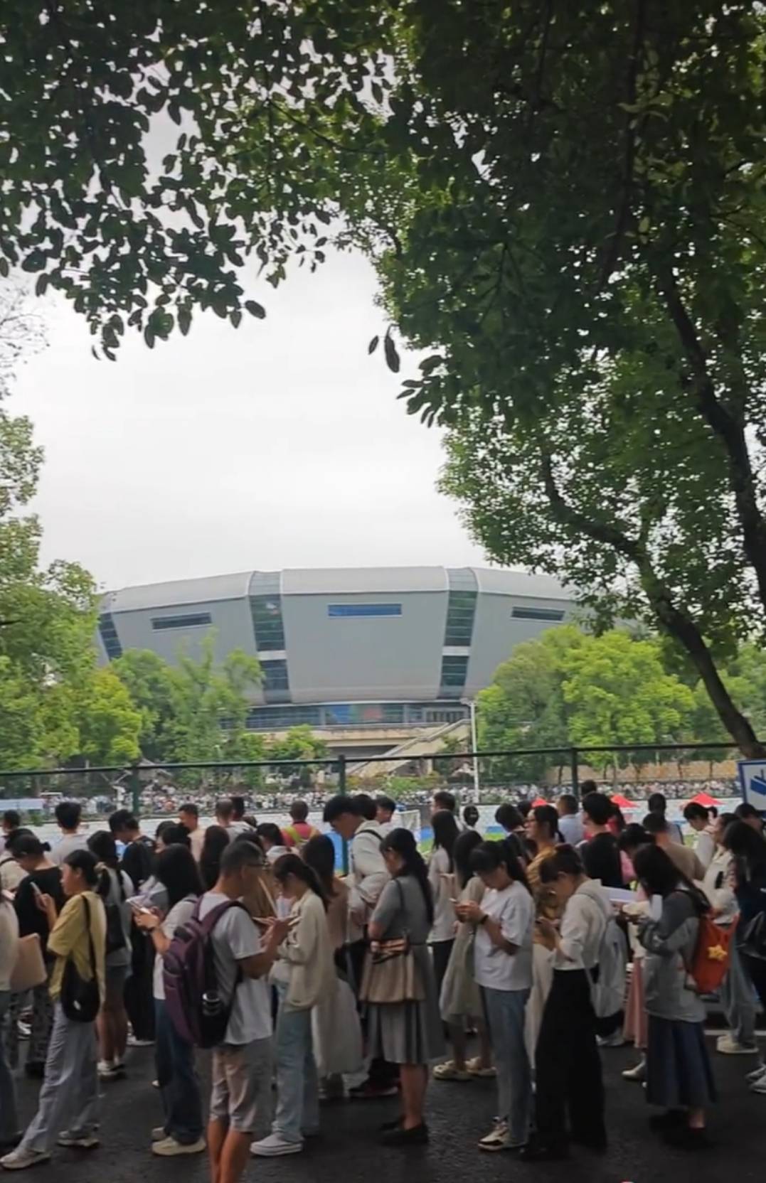 皇冠信用网在线申请_成都市在西南大学招聘数百名教师皇冠信用网在线申请，考生跑步进场引热议，校方：活动时间短，多面会匆忙