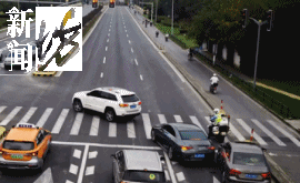 皇冠信用网登1_事发上海晚高峰！汹涌车流中皇冠信用网登1，一男子绝望跳车，直奔民警而去……