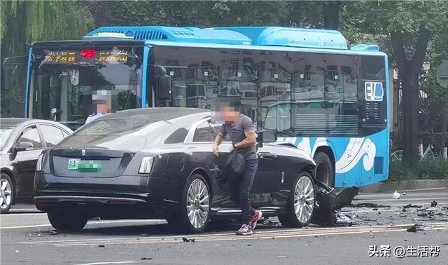 皇冠信用网怎么租_知名车评人陈震开劳斯莱斯发生车祸？交警：事故发生在下午3时许皇冠信用网怎么租，正处理中