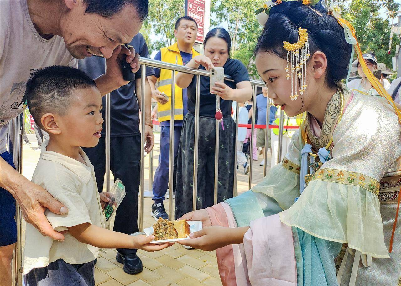 皇冠登3代理申请_重388斤皇冠登3代理申请!500人排队挑战超级大月饼