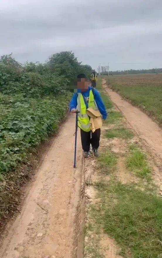 皇冠信用網哪里申请_湖北一男子辞掉月薪2万元工作皇冠信用網哪里申请，带9岁儿子徒步千里，计划60天走到山东……原因让人泪目