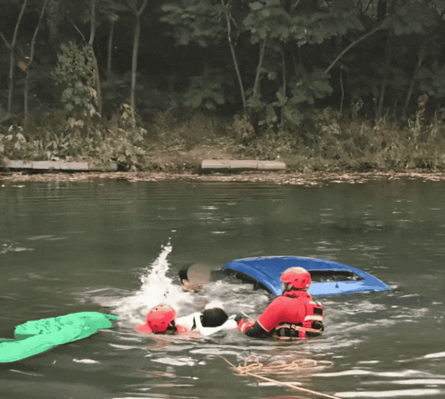 皇冠信用網在哪里注册
_女儿被困坠河车内皇冠信用網在哪里注册
,父亲借渔网撬门救女,关键时刻......
