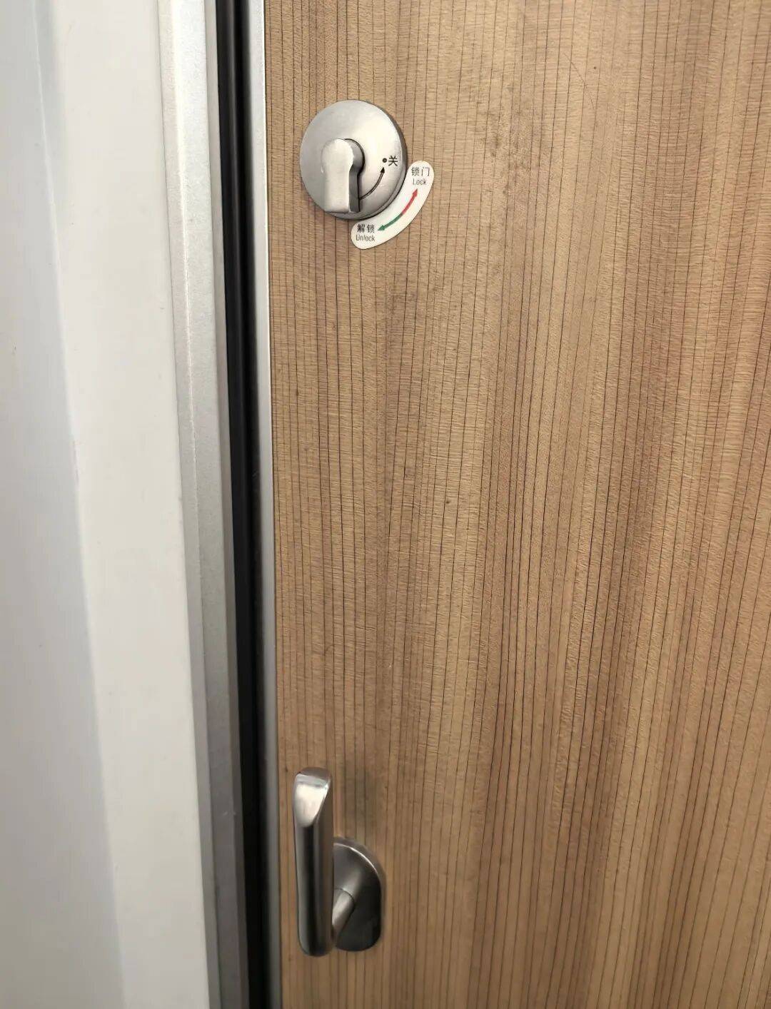 皇冠信用網登0
_乘客被困高铁厕所10分钟皇冠信用網登0
,“连续敲门吸引他人注意后脱困”!12306回应