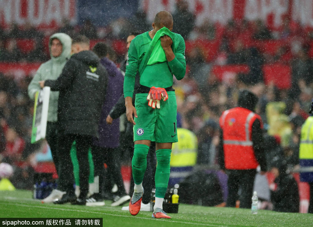 如何找当地皇冠代理_舒梅切尔赛后与拉门斯拥抱如何找当地皇冠代理，祝贺曼联球员双红会取胜：技术与情感的交织