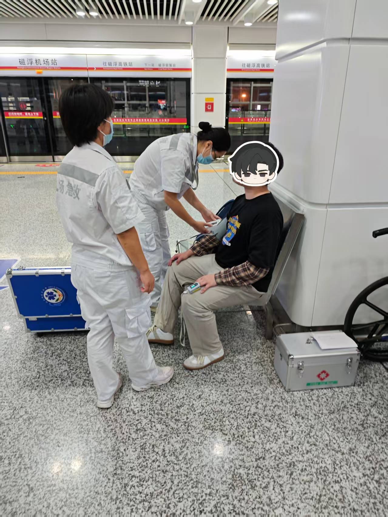 皇冠登1登2登3申请_旅客长沙下飞机欲乘坐磁浮列车往城区找朋友皇冠登1登2登3申请，突发呼吸不畅，民警与医护人员接力救援