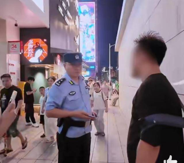 皇冠信用网会员开户申请_男子当街直播猥亵皇冠信用网会员开户申请，被抓后称在搞抽象