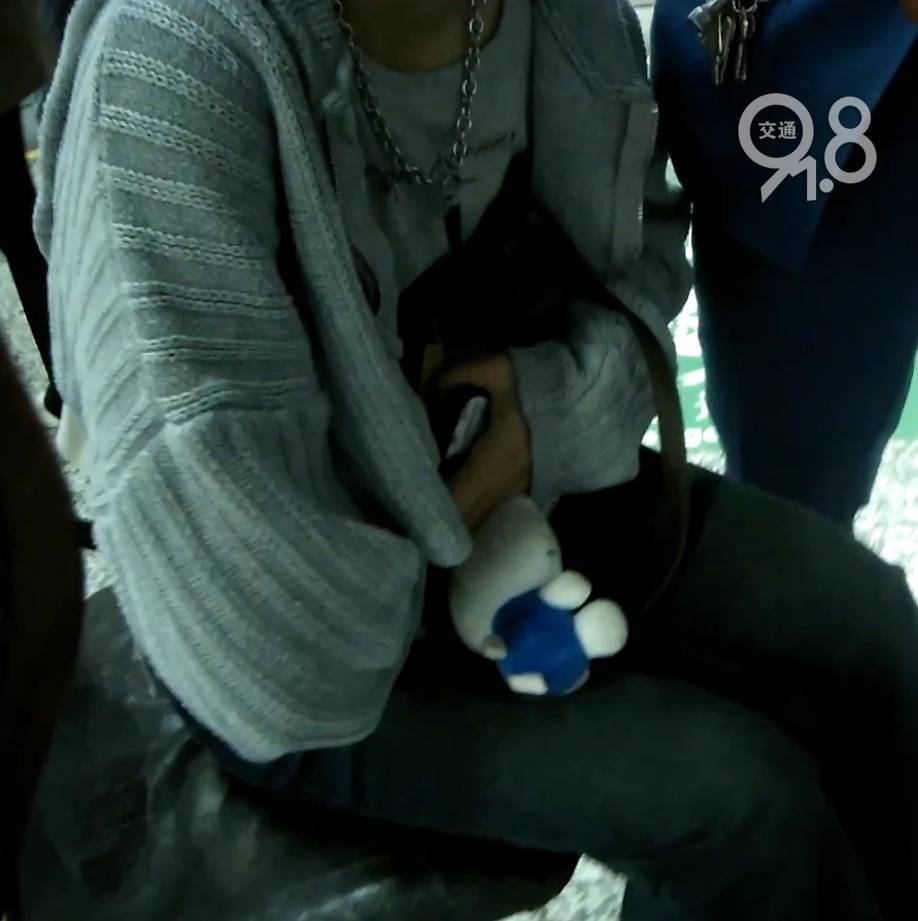 皇冠信用网怎么开户_杭州地铁内皇冠信用网怎么开户，女乘客突然崩溃大哭！紧接着……这一幕被拍下