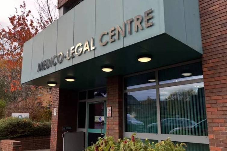 皇冠信用网如何注册_英国一对情侣吸毒过量死在床上皇冠信用网如何注册，尸体旁有一验孕棒