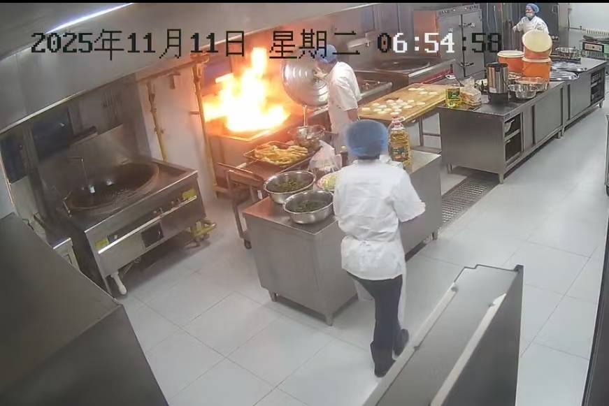皇冠信用网开户_后厨油锅起火员工盖住锅盖灭火皇冠信用网开户，5秒后打开火苗蹿出险些伤人