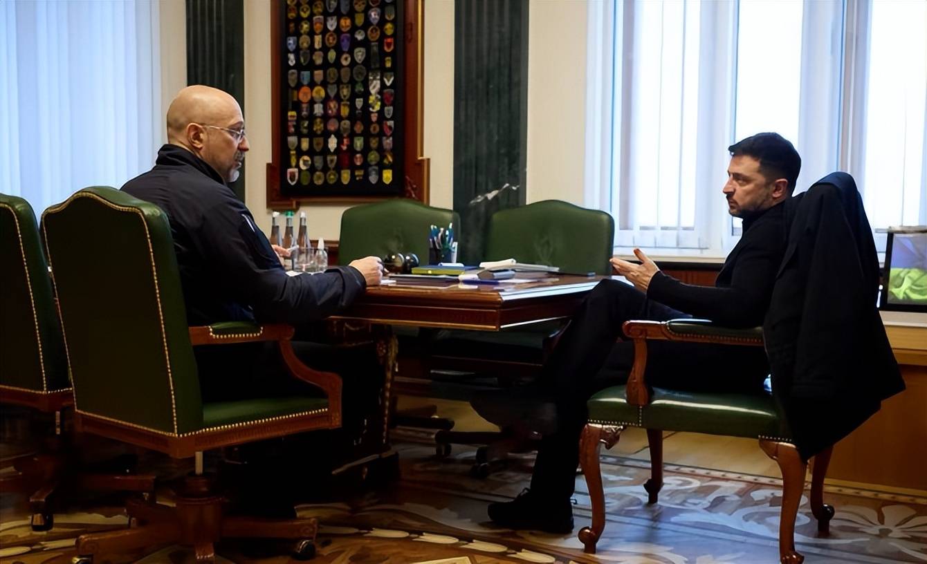 巴黎圣日耳曼
_泽连斯基临阵换帅巴黎圣日耳曼
,特朗普低估了俄方的强硬,无奈被迫向小弟施压,对外释放信号非同寻常