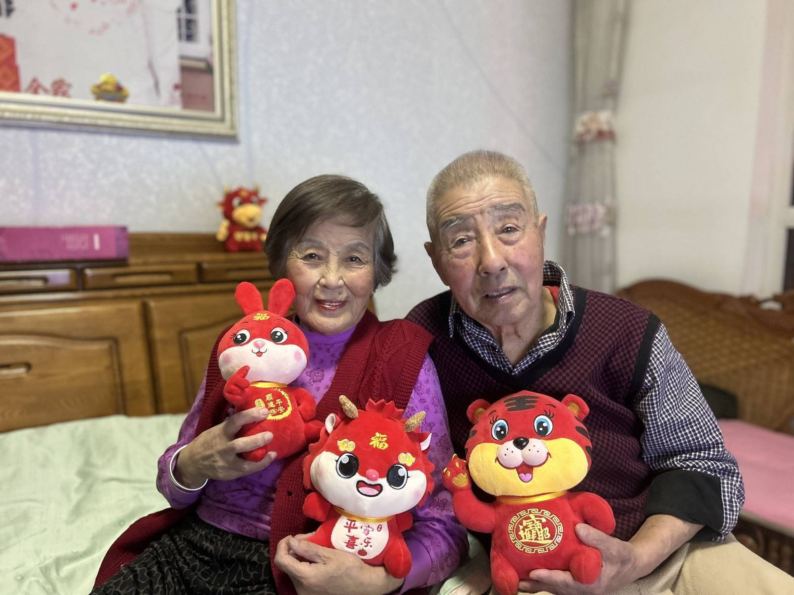 2026世界杯分组结果揭晓_女子晒照对比奶奶自爷爷去世9个月后变化：再也不是时髦的老太太了2026世界杯分组结果揭晓，评论区泪目