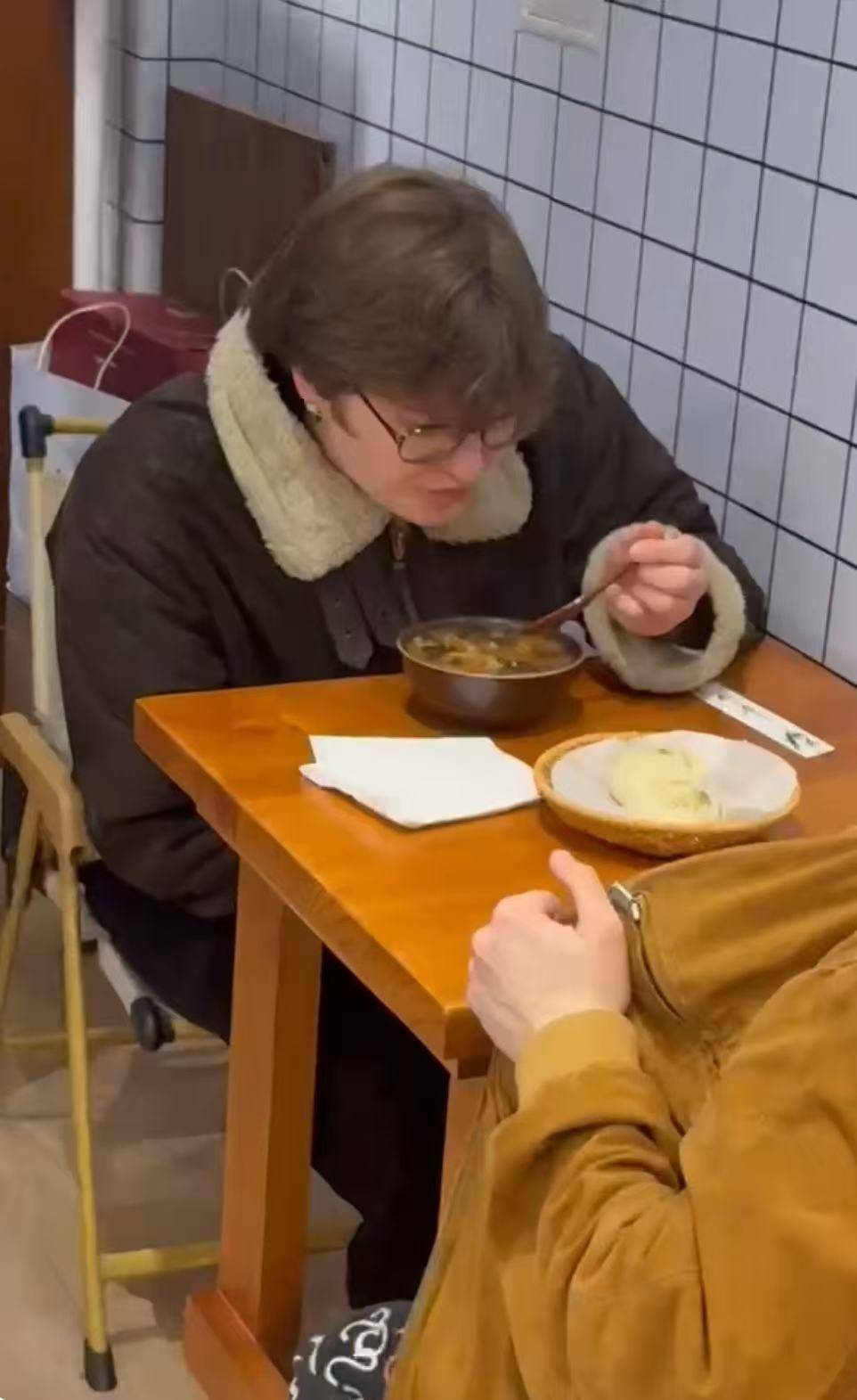 皇冠信用网代理_26岁郑州小伙伦敦闹市开店卖胡辣汤:原料来自国内皇冠信用网代理,一碗售价130元,日均客流约300人,外国顾客占三分之一