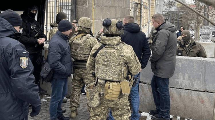 皇冠信用网代理申条件_后院起火!泽连斯基访美之际皇冠信用网代理申条件,乌议会大楼遭突袭