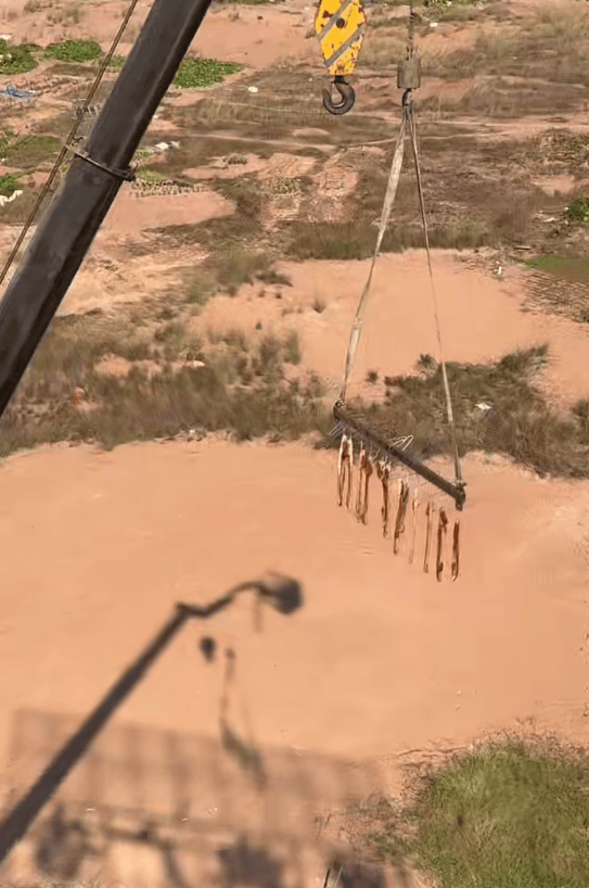 皇冠信用网登1_为防止小狗偷吃皇冠信用网登1，广东男子出动自家吊车半空晒腊肉：风大还干得快